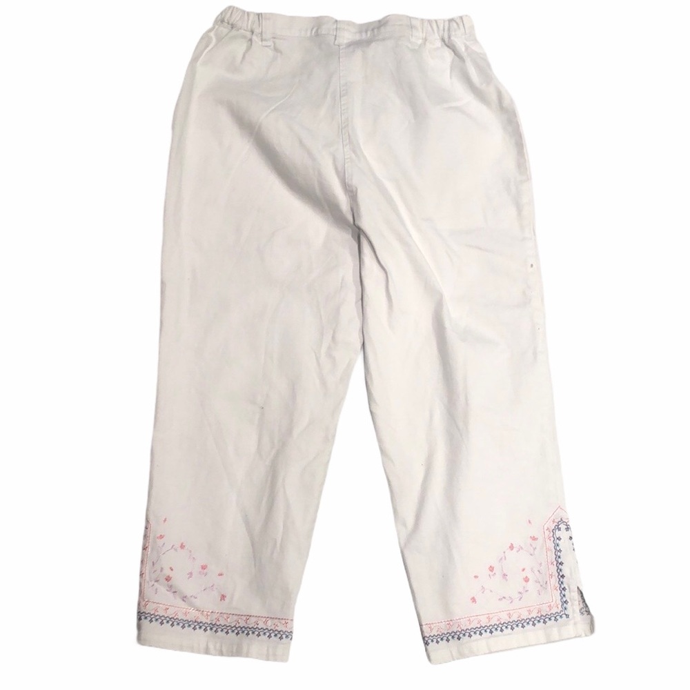 Denim & Co capris in white. With embroidery detail and a cotton blend size large - Picture 4 of 16